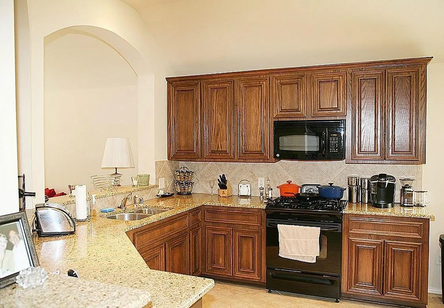 4 bed, 2.0 bath, 1970 sqft, $2,500 — Photo 4