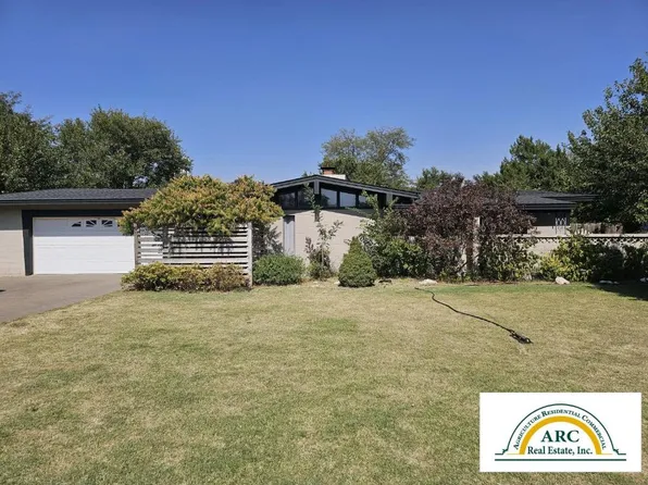 605 Briar Hill Dr, Garden City, KS 67846