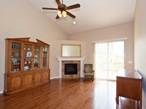 3rd image of 1038 Meadowview Dr