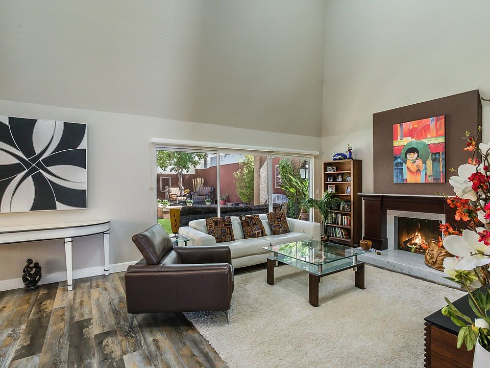 Wonderful Great Room w/ Fireplace