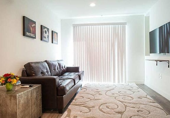 3rd image of 644 N Harvard Blvd APT 101