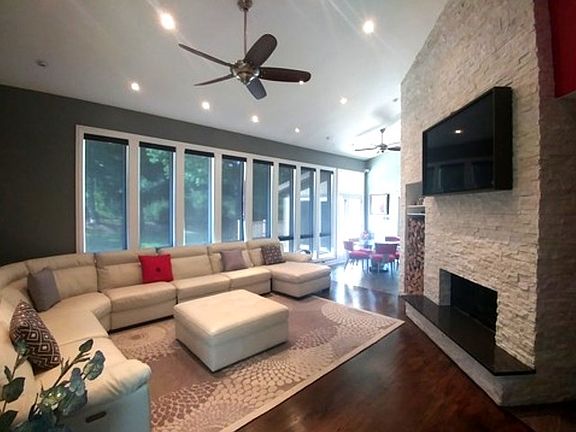 3rd image of 35W339 Chateau Dr W