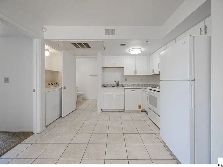 16033 N 25th St #102 — Photo 9