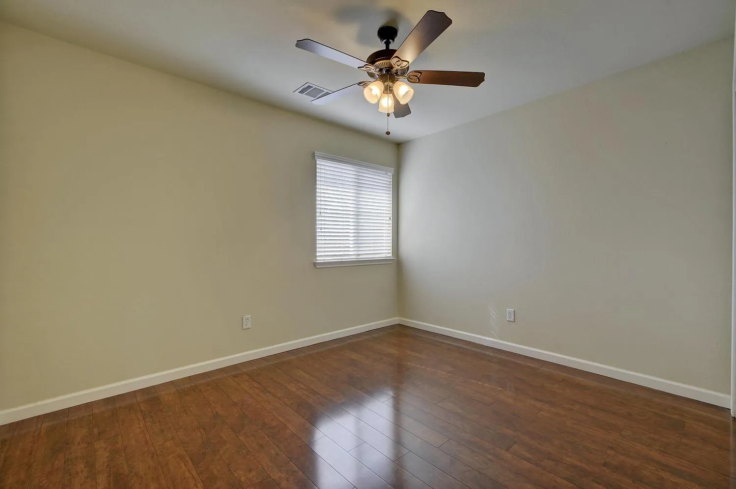 3 bed, 2.5 bath, 1970 sqft, $2,100 — Photo 4