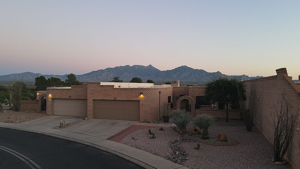 781 W Desert Ridge Dr