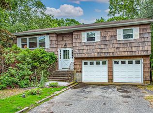 77 Squires Ave, East Quogue, NY 11942
