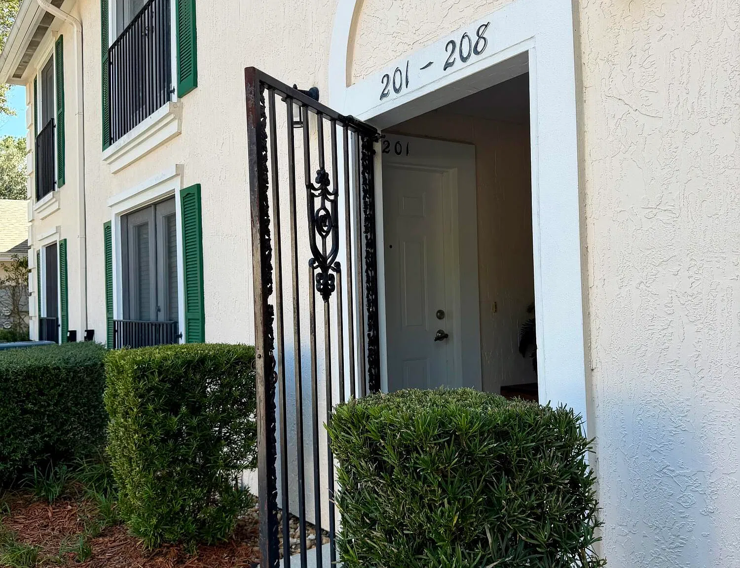 2 bed, 2.0 bath, 1167 sqft, $1,900 — Photo 2