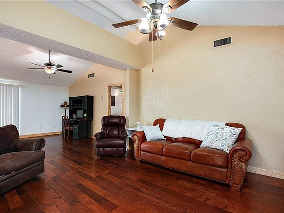 4th image of 943 Madison Cir