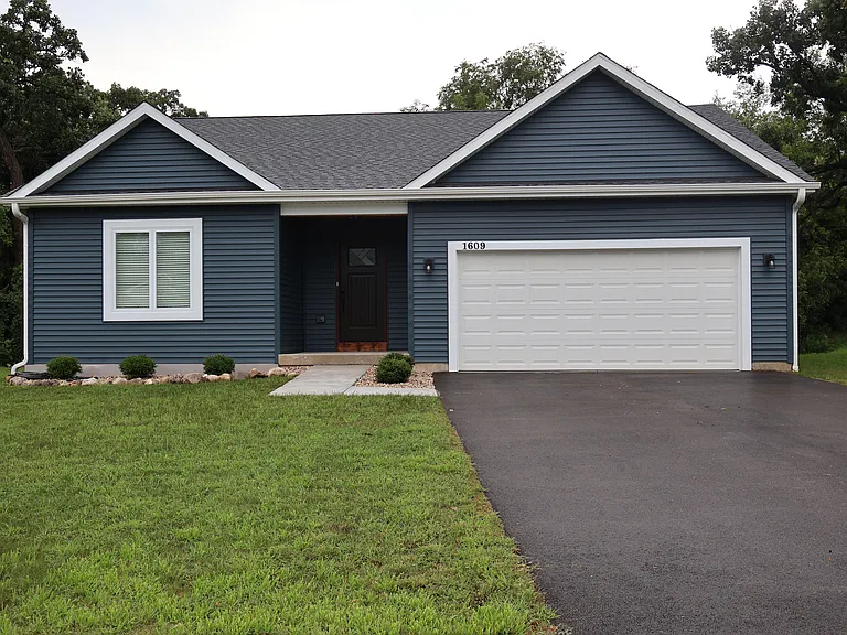 1609 Hillside Ln — Photo 1