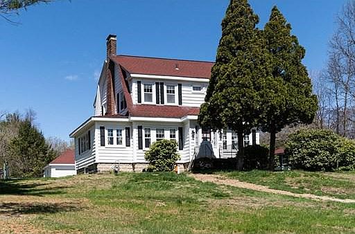 3rd image of 380 Kenoza St