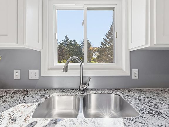 4th image of 8375 Narcissus St