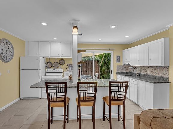 5th image of 920-922 Tropic Dr