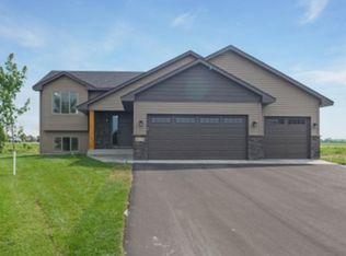 1833 Lincoln St S, Cambridge, MN 55008