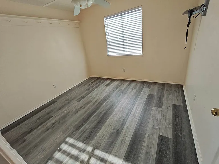 1423 Lakeshore Dr — Photo 11