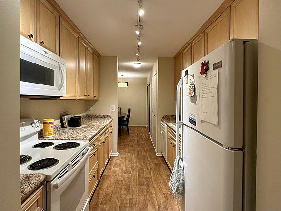 5th image of 132 Demont Ave E APT 138