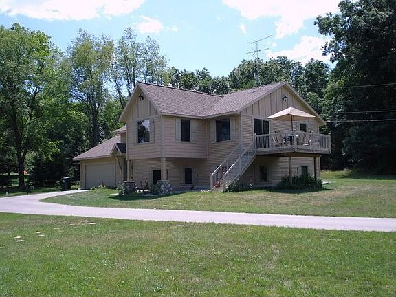 House surrounded by low mainentance lawn