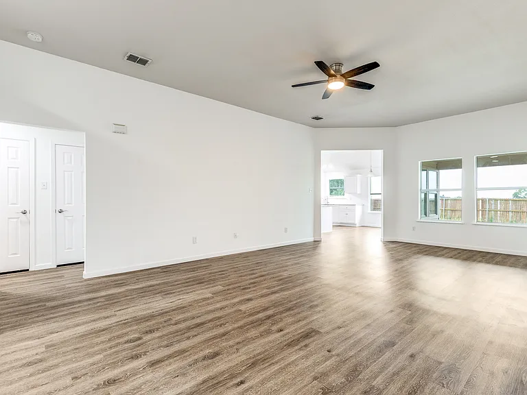 311 Charleston Dr — Photo 2