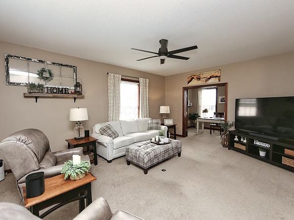 5th image of 77 Woodlake Trl