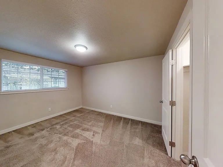 Sunset Court Apartments — Photo 11