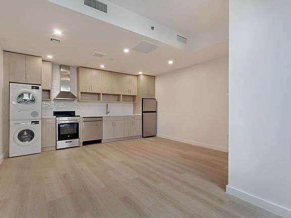 5th image of 1024 Manhattan Ave #207