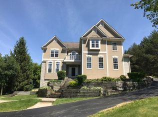W236S4526 Whispering Hills Ct, Waukesha, WI 53189