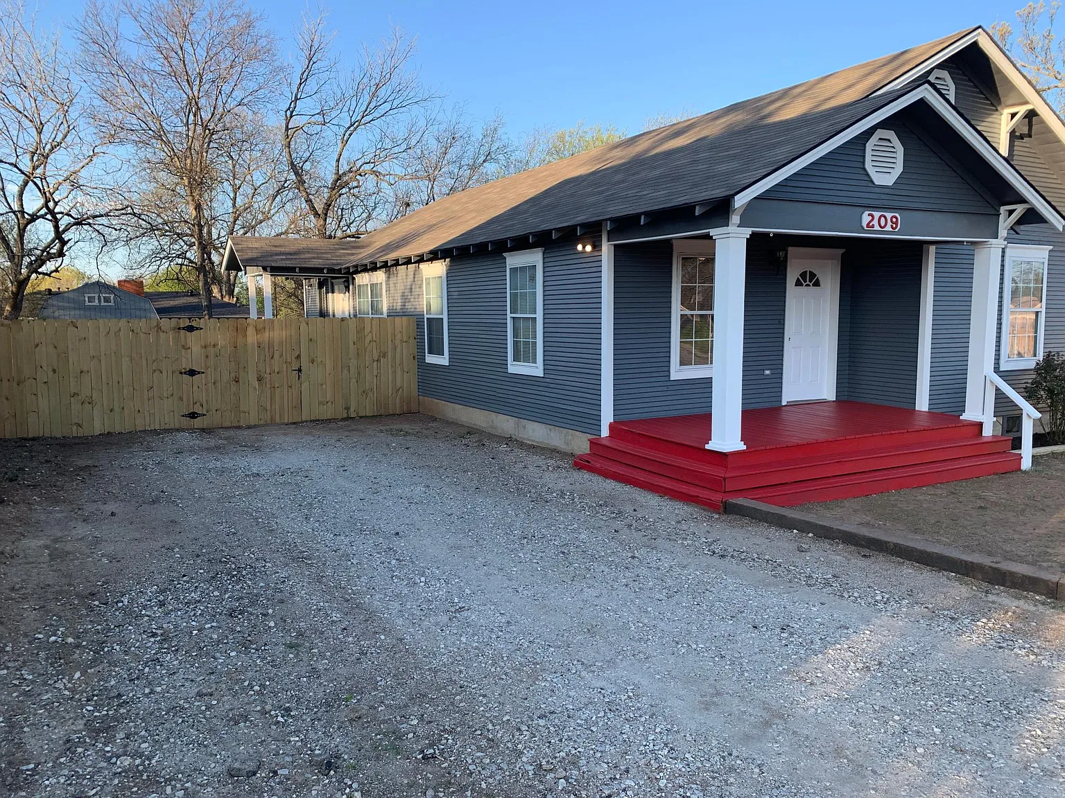 209 W Britton St — Photo 2