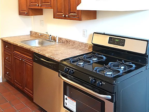 3rd image of 448 Park Dr APT 20