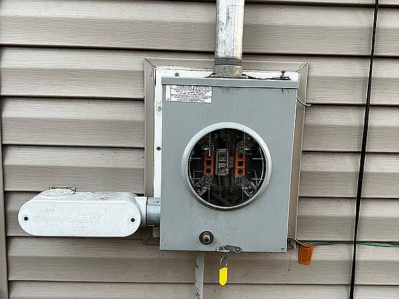 3rd image of 728 Dewey St