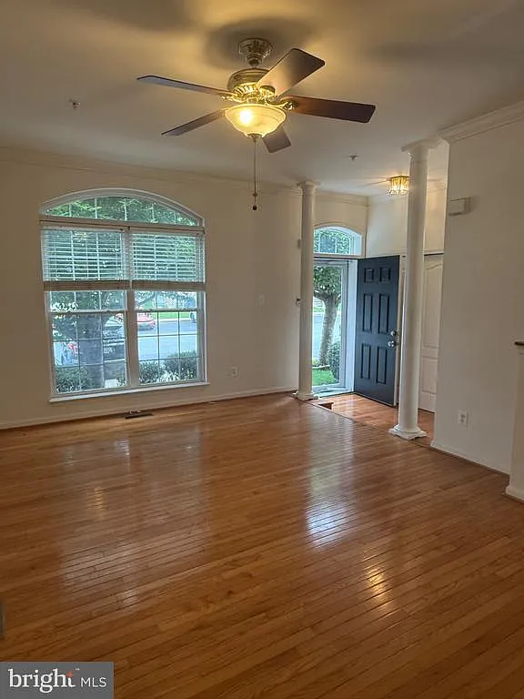 3 bed, 3.5 bath, 2010 sqft, $2,350 — Photo 4