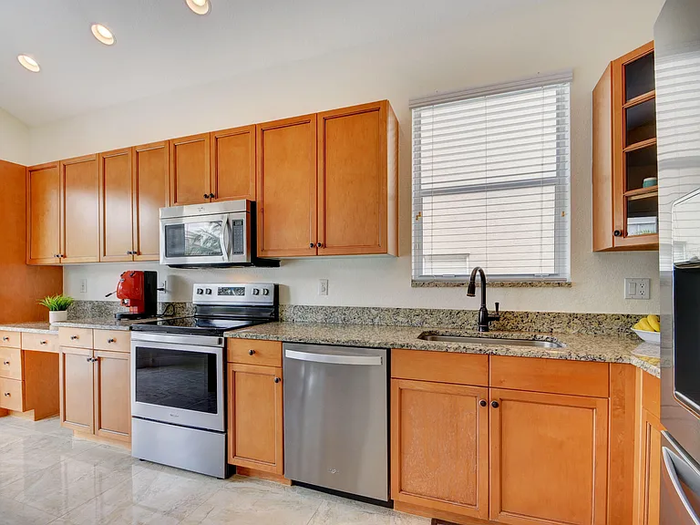 2418 Westmont Dr — Photo 11