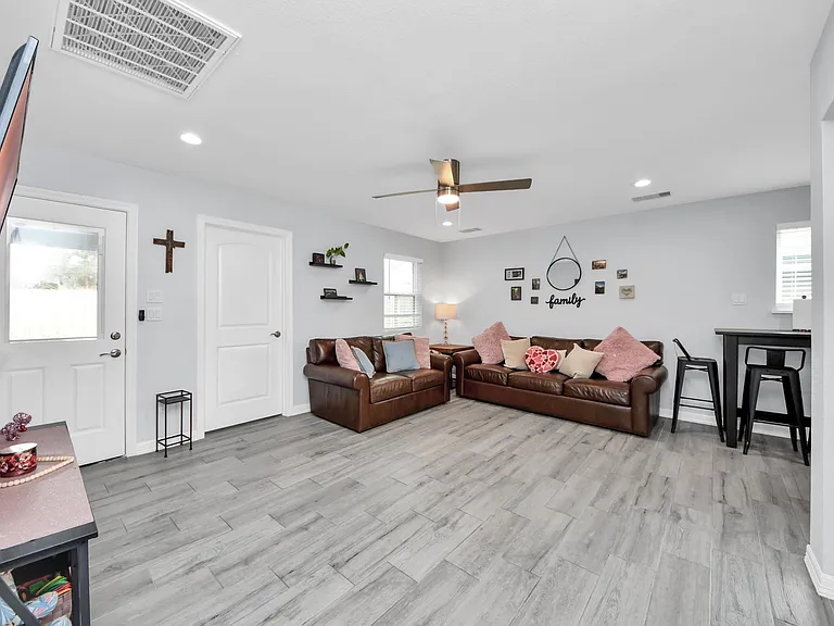 834 Ellington St — Photo 6
