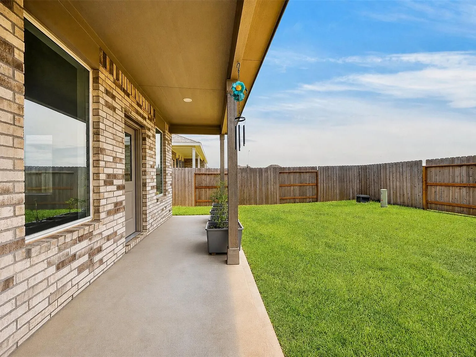 4 bed, 3.0 bath, 2368 sqft, $2,600 — Photo 4
