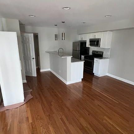 2nd image of 3627 W Oakdale Ave APT 2F
