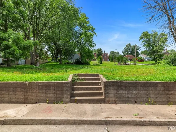 1219 N 4th St, Saint Charles, MO 63301