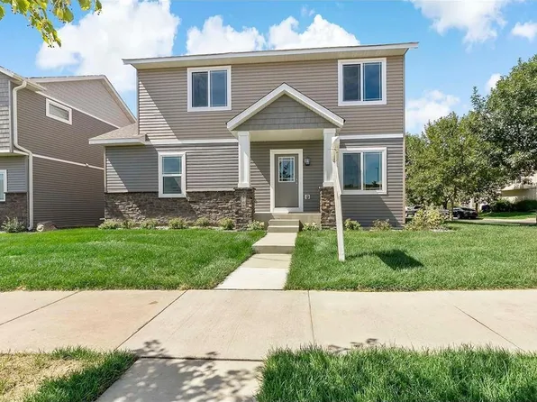 2768 Clover Ridge Dr, Chaska, MN 55318