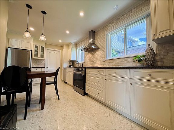 5th image of 238 Laurier Ave