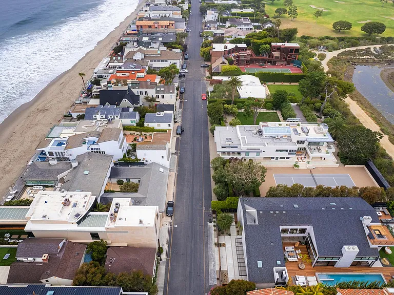 Walking distance to the pier and the Malibu Country Mart.