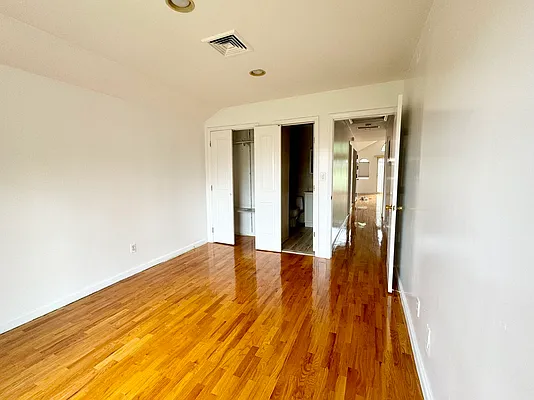 Rented by P R O Links Realty Inc | media 7