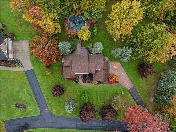 3rd image of 6 Willowbrook Dr