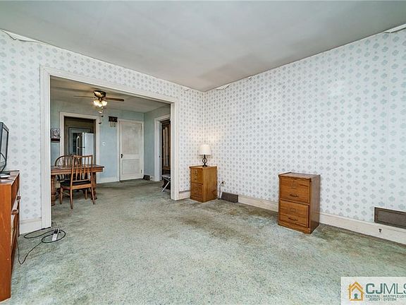 4th image of 288 Monmouth St