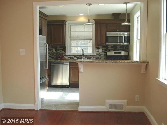 Kitchen with breakfast bar