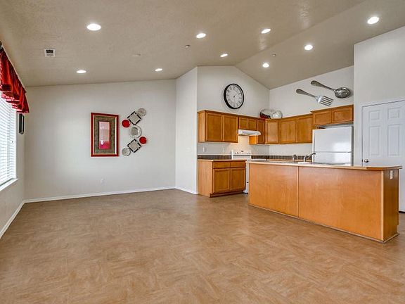 4th image of 3732 N Cleveland Ct