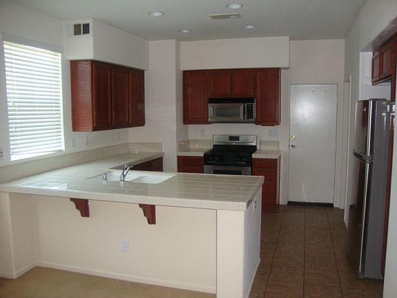 Kitchen w/ appliances