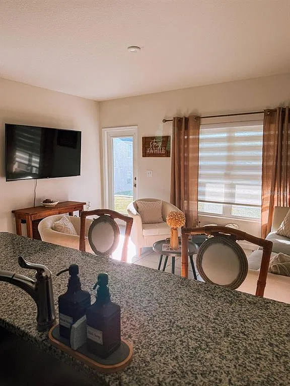 3 bed, 2.0 bath, 1413 sqft, $2,200 — Photo 3