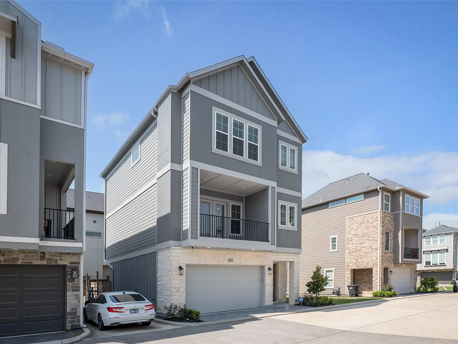 3 bed, 3.5 bath, 2756 sqft, $3,400 — Photo 2