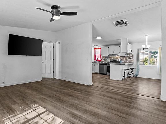 5th image of 443 Lark Dr