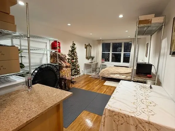 320 West 30th Street image 1 of 16