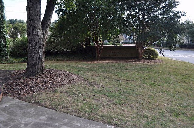 2nd image of 580 Harcourt Pl SE