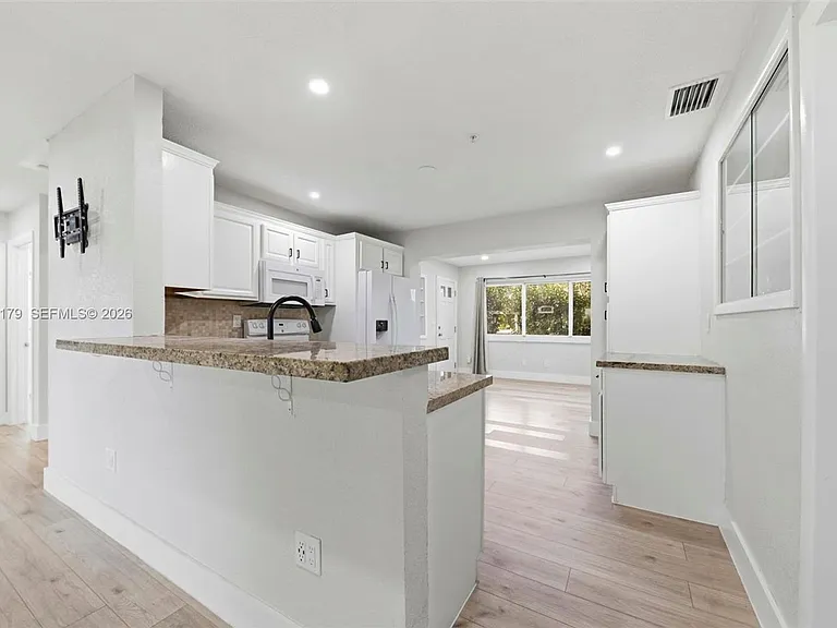4561 SW 25th Ter — Photo 3