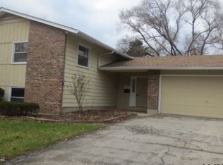 6028 Ridgeway Dr, Woodridge, IL 60517